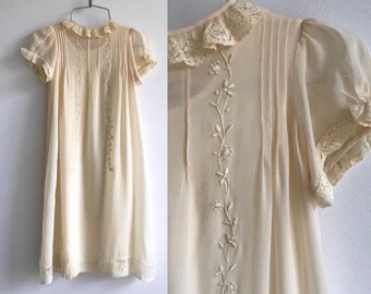 Antique des années 1920 robe de baptême / / bébé baptême Vintage robe Georgette //Champagne des années 20 et la dentelle avec broderie florale Betsy Dean