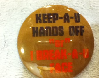 Italian comedy expression pin back button