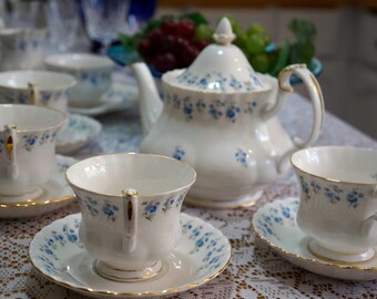 ROYAL ALBERT Memory Lane - Beautiful Dinnerware Tea Set 1964 - 2009