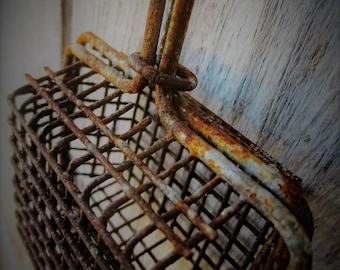 Vintage Wire Soap Saver...vintage wire ware, rusty junk, vintage farmhouse, brocante style, rustic french country, flea market find, kitchen