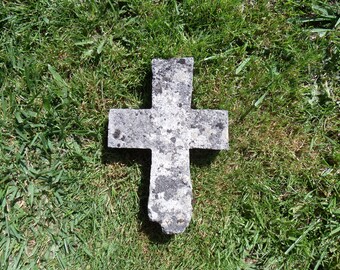 Old stone cross (a démousser)