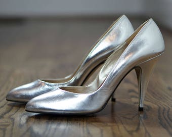 80s Silver Heels / Metallic Pumps / Silver Stilettos / Spanish Leather Shoes / Metallic High Heels / Silver Metallic Shoes / Size 7.5 Narrow