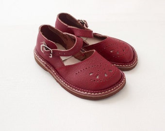 French vintage 50's / kids shoes / sandal shoes / red bugundy leather / made in France / new old stock / size EU 26 - US 9,5