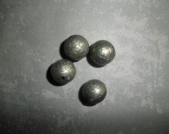 set of 04 silver-plated round beads