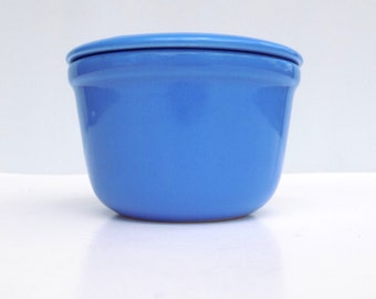 1930s Oxford Pottery Refrigerator Dish with Lid and Original Paper Label, Universal Potteries, Cornflower Blue Ceramic Oxfordware