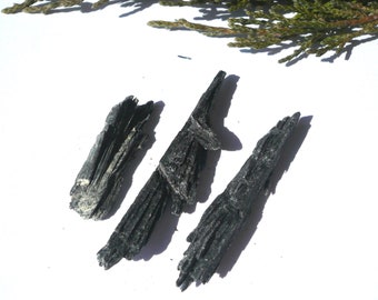 Raw kyanite Black kyanite Kyanite crystal Natural kyanite Stone kyanite 9.4 g Mineral specimens Healing Crystals and Stones