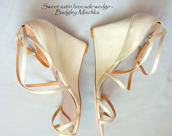 WEDDING Perfect Strappy Ivory White Satin Wedge Shoes / size 7 .5 Eu 38 UK 5 / High Heels Sandals Badgley Mischka Bridal