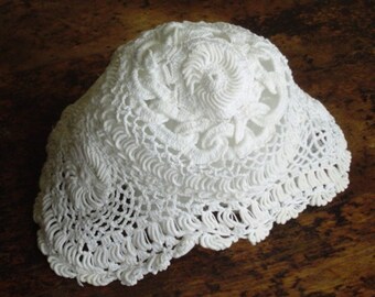 Antique au crochet chapeau Vintage à la main au Crochet couronnement cordon fin main bébé faite au Crochet travail bonnet pour bébé pour baptême ou baptême classique