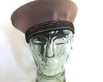 Grey felt beret with rainbow ribbon