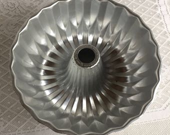 Wilton Bundt Cake Pan / Vintage Birthday Party Cake Pan 2105 5008 / Vintage Aluminum Kitchenware