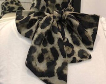 Bow Neck tie, street fashion detail