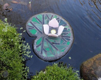 Lily Pad with 3D Glass Water Lily, Floating Stained Glass Art Sculpture, for Water Gardens, Outdoor Rooms, Home Decor, Mosaic Art for Ponds,