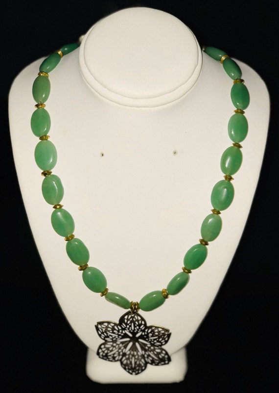 AJ175 Gorgeous green oval jade necklace set. Perfect for a