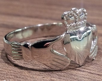Medium Claddagh Ring