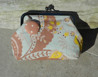 Fabric purse with metal frame