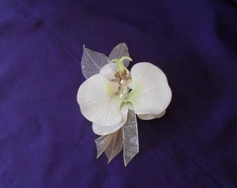 Brooch, dates back to hang or boutonniere ivory and taupe
