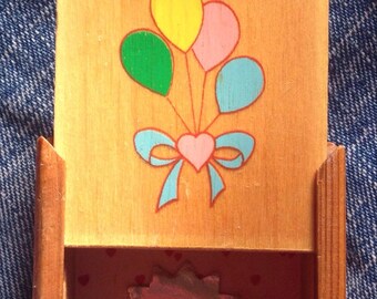 Limp out of wood with the balloons containing two chips of love