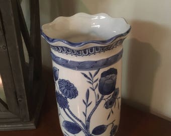Vintage Porcelain Blue and White Floral Pattern Vase perfect for Wedding/Bridal Centerpiece M828-1