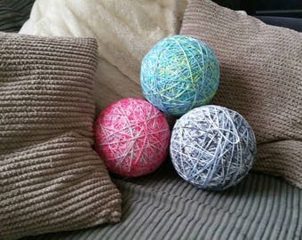 Giant kittenplay yarn ball