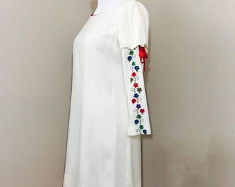 1970's cream shift dress with embroidered sleeves - cap sleeve dress - wedding - bridal shower - photoshoot - vintage dress - floral