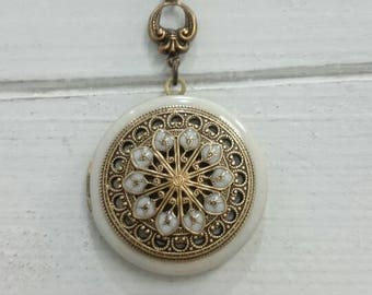 Vintage style Locket Necklace/mandala/Anniversary/Bridesmaid gift/Wedding/Birthday/Sister/Mom/Daughter/Photo Picture/friend.
