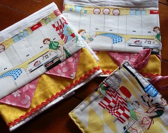 Happy Homemaker Floursack Kitchen Towel Set (2) w/ Hotpads (2)