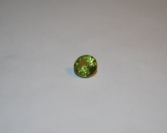 7.7 x 7.7 (2.23ct) Medium/Dark Yellow Green Round Peridot Stone