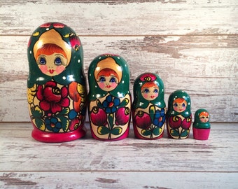 Set of 5 matryoshka - Collectibles matryoshka doll - vintage soviet toy - nesting doll - Russian souvenir