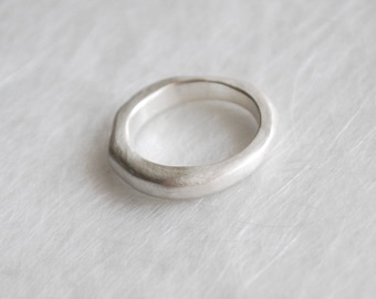 schmaler Ring, 4mm breit, Sterlingsilber, silberner Partnerring, Silberring unregelmäßige Form, Ehering, für Sie und Ihn, recyceltes Silber