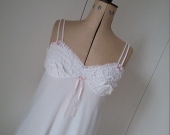 Baby Doll Nightdress. 1960's. White with Lace. Full Length. Petite Size.