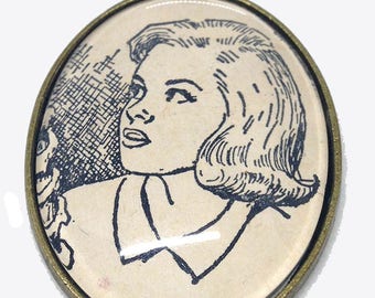 Nancy Drew “The Sign of the Twisted Candles” pendant