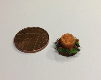Large fancy pie on wooden platter for feasts for 1:48th (Quarter scale) and 28mm