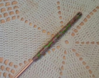 Size E Susan Bates crochet hook