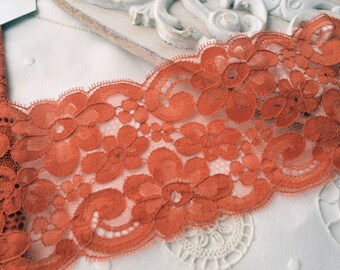 Dentelle de Calais ancienne, époque 1970, couleur rouille, L 8.5 cm