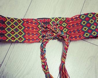 Belt made of macrame knots of vivid colors.