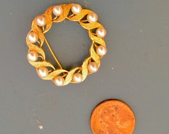 Vintage 14K Gold Circle Pin With 12 Pearls The Classic Two Tiers Beautiful Brushed Leaf Design