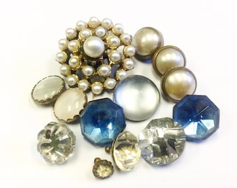 Lot, or collection, of vintage buttons, including pearl, paste and Vauxhall glass buttons.