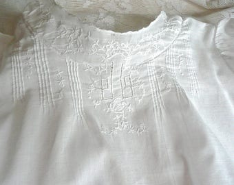 Bébé Vintage robe - infantile nuit robe - robe de mousseline blanche - bébé brodé chemise de nuit - robe de baptême - naissance à un an