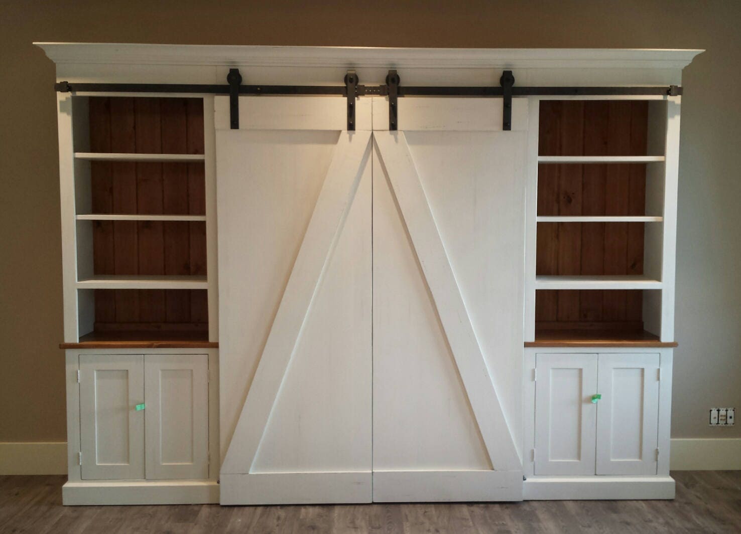 Barn Doors TV Center / Sliding Barn Door Entertainment Center