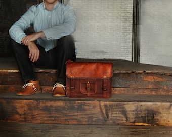 Custom Front Pocket Men's Leather Messenger Bag