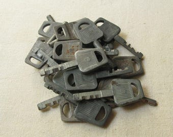 10 pcs Vintage Keys, Flat Keys, Old Keys, Steampunk Keys, Strange Keys, Keys Collections, Salvaged Keys, Instant Collection