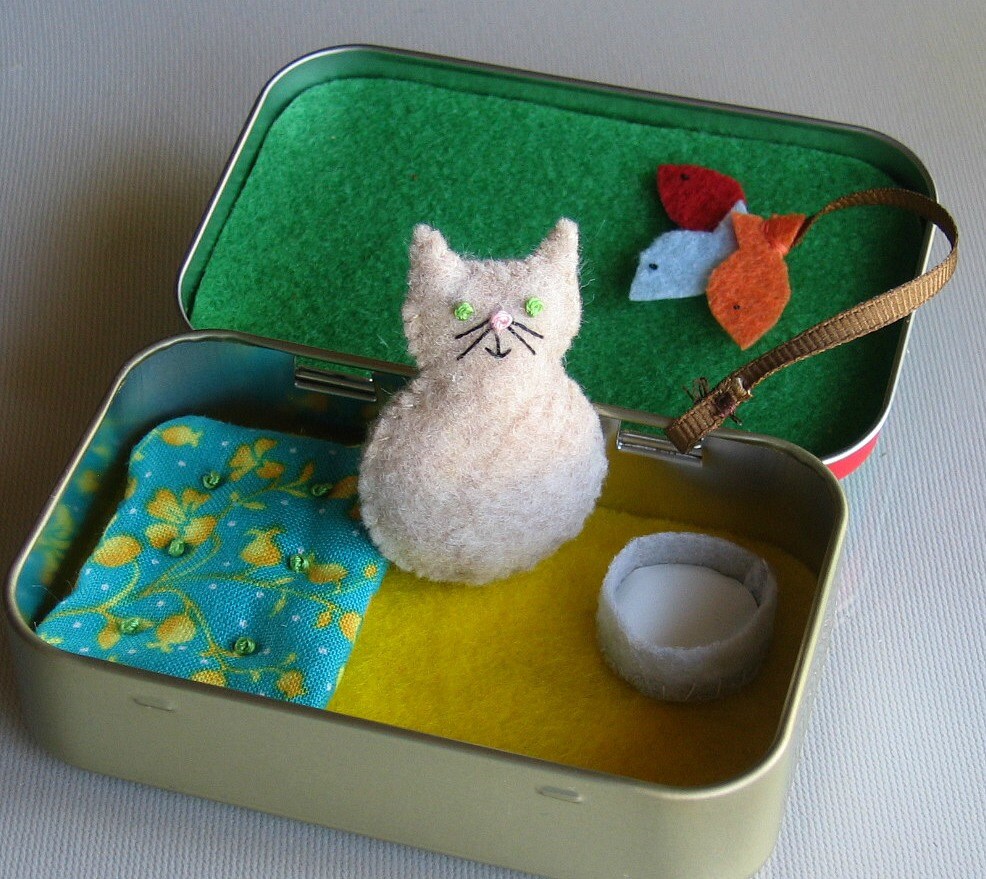 Travel Cat play set in Altoid tin felt plush stuffed animal