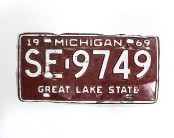 Michigan License Plate - Red And White 1969 Vintage License Plate (77-BO-LP-0364)