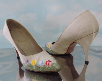 VINTAGE PINup HEELS Embroidered Flower 50s I Miller Shoes 1950's