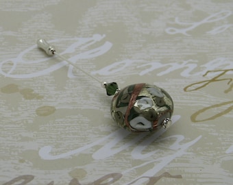 Green and white flowers pin