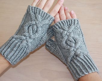 Women’s knit fingerless gloves with cable design