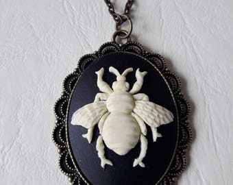 Pendant cameo bee black and beige ♥ ♥