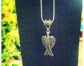 Beautiful Double Angel Wing Necklace. 925 Silver Plated Chain.