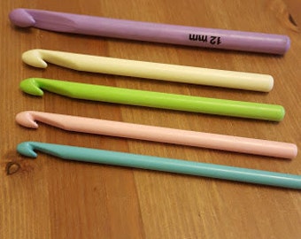 8mm Crochet hook in pastel colours