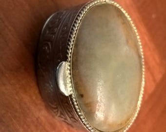 Old/Metal engraved/Alabaster/pill box pill box Vintage/pretty decorative object.